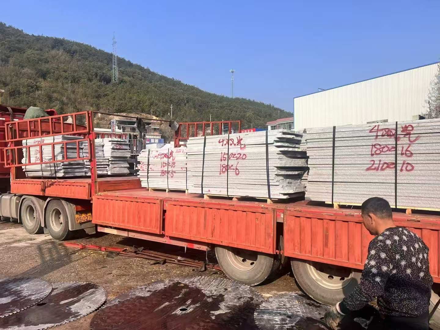 嘉兴 芝麻灰花岗岩光面毛板出货日常