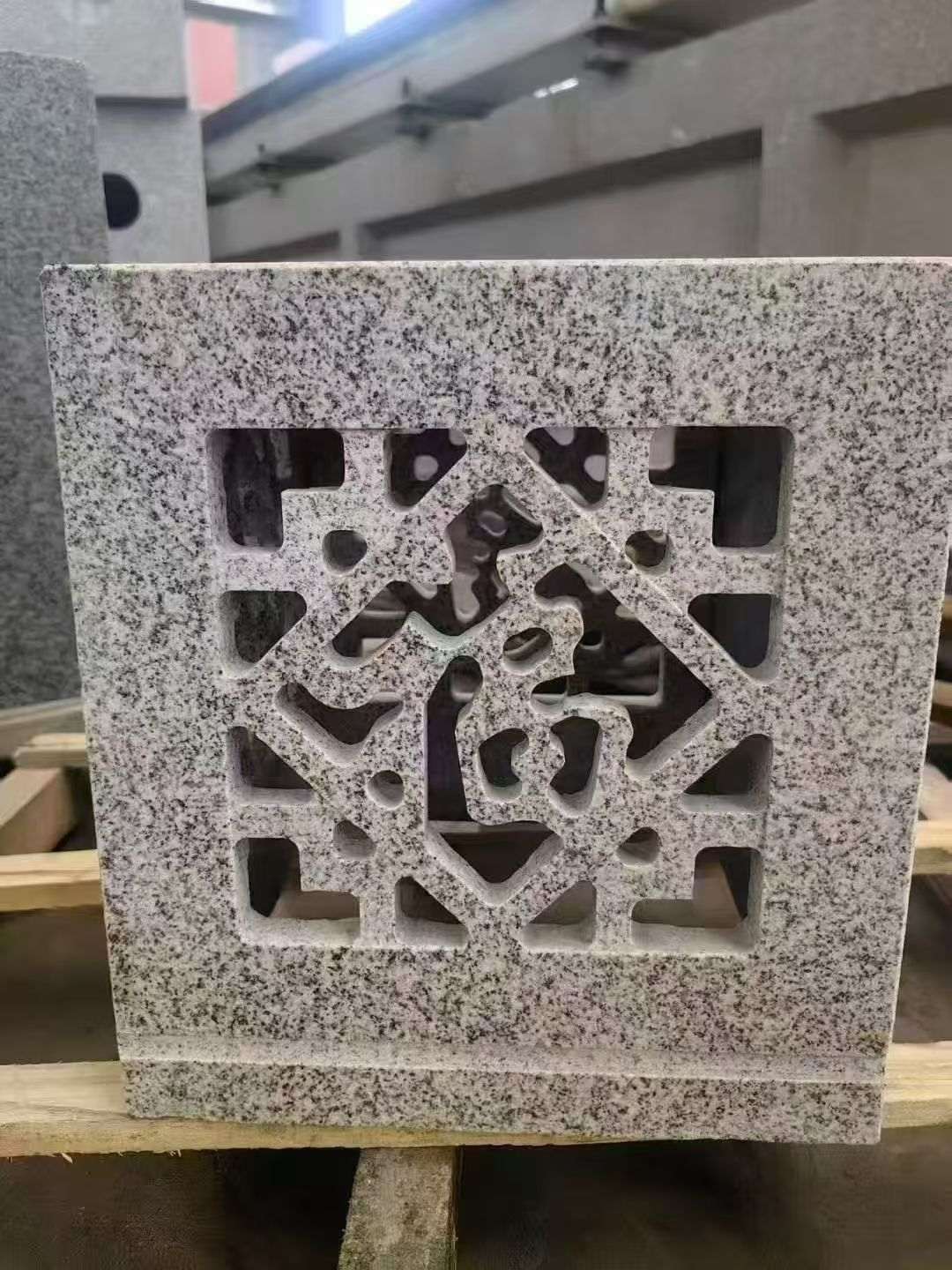 嘉兴 芝麻白花岗岩镂空雕花灯笼